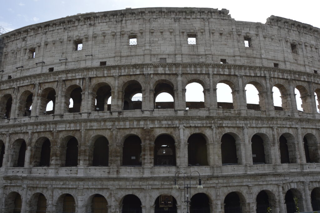 Колизей - достопримечательность Рима и самый известный памятник в мире