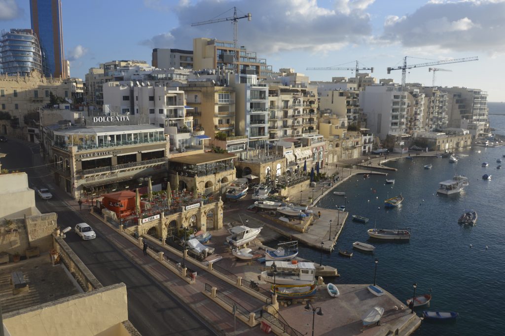 Сент-Джулианс на Мальте - место, где все это происходит.