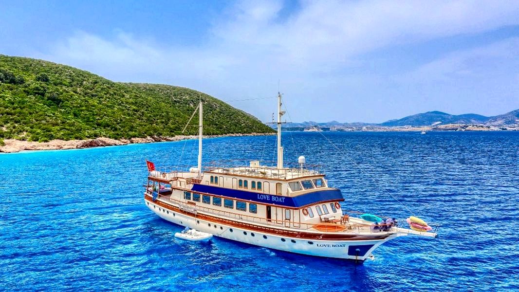 Отправляйтесь в сказочное приключение: Аренда яхты в Турции